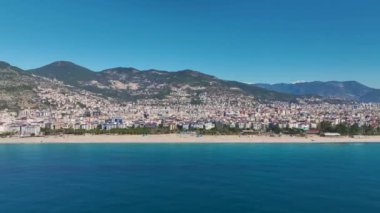 Alanya 'nın ünlü sahil görüntülerinde parlak mavi bir deniz, altın kum ve çarpıcı bir kıyı manzarası var..