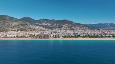 Alanya 'da sakin turkuaz bir su, parlak bir gökyüzü ve huzurlu bir yaz havası olan çarpıcı bir sahil manzarası..