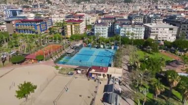 Çift birlikte parkta germe