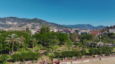Çift birlikte parkta germe