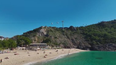 Alanya sahilinin hava görüntüleri, kristal berrak su, sıcak kum ve davetkar bir kıyı manzarası..
