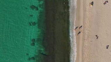 Alanya 'daki sahil şeridinin insansız hava aracı görüntüleri, altın kum ve parlak turkuaz deniz kontrastını yakalıyor..