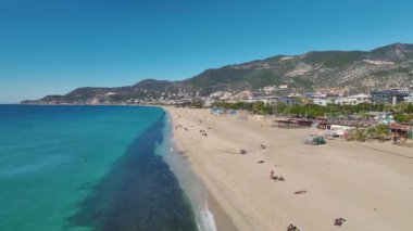 Alanya 'da berrak mavi suları ve pürüzsüz kumlu kıyıları olan huzurlu ve güzel bir sahil manzarası..