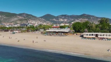 Alanya 'nın turkuaz deniz, altın kum ve huzur verici yaz atmosferiyle çekilmiş havadan çekilmiş görüntüleri..