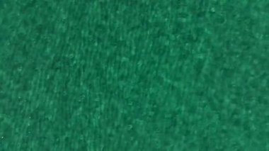 Nehrin ve denizin mavi dalgaları yüksek gelgit ve alçak gelgit sırasında bir araya gelir..