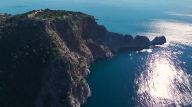 Uçurumun kenarındaki tarihi kalenin havadan çekilmiş görüntüleri. Büyük taş duvarlar ve okyanusun panoramik manzarası..