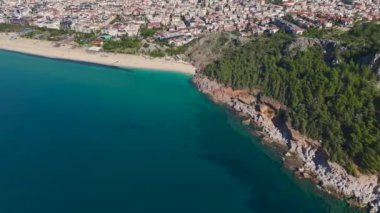Güçlü taş duvarları olan eski bir kalenin insansız hava aracı görüntüleri, engebeli bir kıyı kayası üzerine inşa edilmiş ve dalgalar altında....