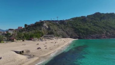 Sezon dışında sakin ve el değmemiş bir plaj..