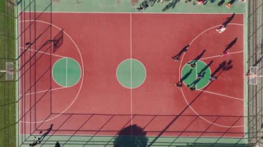 Aktif oyuncularla rekabetçi basketbol maçı.