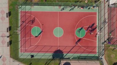 Canlı bir basketbol sahasında hareketli bir oyun..
