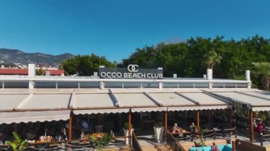 Kristal berraklığında su manzaralı bir sahil kulübü..