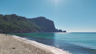 Beyaz kumlu güzel bir sahil ve parlak mavi bir ufuk..