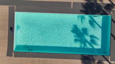 Deniz kenarında dinlendirici bir havuz kenarı inzivası.