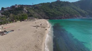 Tropikal özlü sakin bir kıyı şeridi..