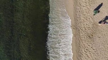 Sahilde geleneksel bir balık tutma anı..