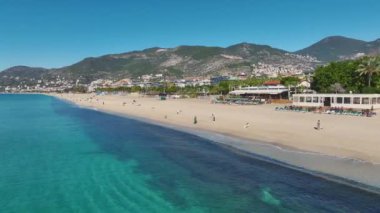 Sersemletici su ve kumları olan huzurlu bir sahil..