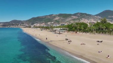 Canlı deniz manzaralı pitoresk bir sahil..