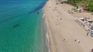 Temiz kum ve temiz suyla huzurlu bir sahil..