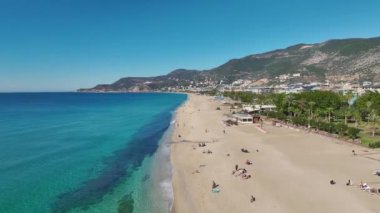 Tropik bir atmosferi olan sakin bir kıyı şeridi..