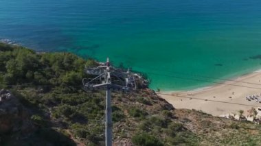 Nefes kesici bir dağ ve kıyı manzarası.