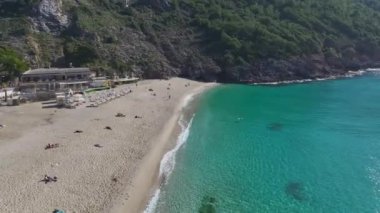 Gök mavisi suları olan pitoresk bir kış kıyısı..