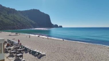 Temiz su ve güneşli huzurlu bir kış plajı..