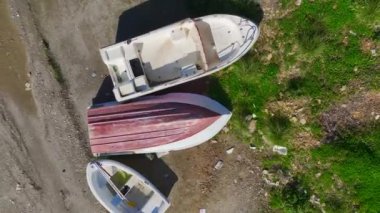 Huzurlu bir sahilde geleneksel tekneler.