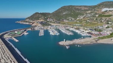 Yatları olan güzel bir Akdeniz limanı.