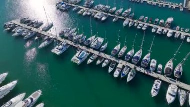 Yat ve su manzarası çok güzel..