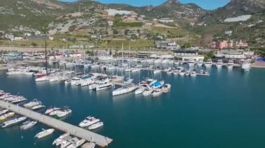 Lüks yatlar ve huzurlu Akdeniz titreşimleri.