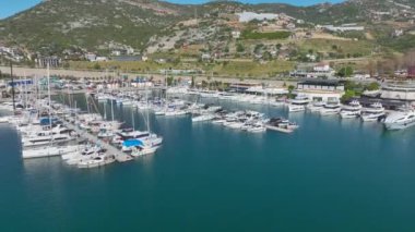 Güzel bir limanda huzurlu bir yat manzarası..