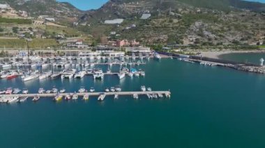 Canlı renkleri olan çarpıcı bir liman..