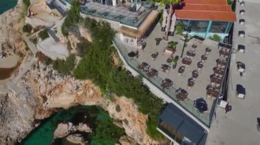 Dinamik bir şekilde yakalanmış eşsiz bir sahil deneyimi..