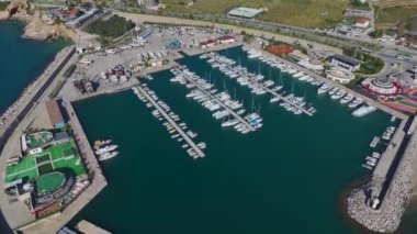 Zarif yatları olan sakin ve manzaralı bir liman..