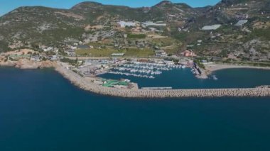 Yatı olan çarpıcı bir sahil marinası..