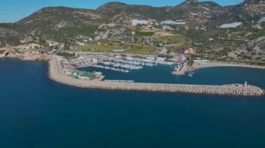 Canlı ve sakin bir liman sahnesi.