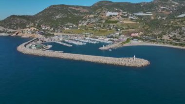 Nefes kesici manzaralı sakin bir port.
