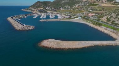 Köpüklü suları ve yatları olan güzel bir marina..