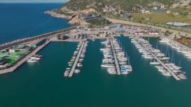 Lüks yatlar ve sakin Akdeniz manzaraları.