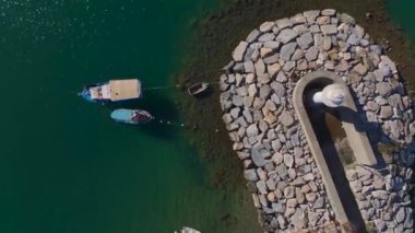 Göz kamaştırıcı renkleri olan huzurlu bir marina..