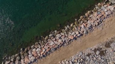 Hareketli deniz manzaralı sakin bir kumsal..