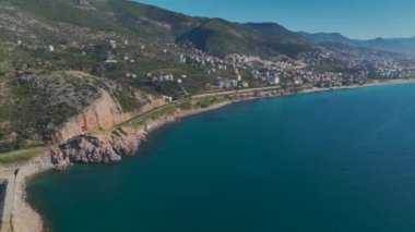 Çarpıcı kıyı manzaralı dinamik bir sürüş..