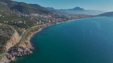 Yukarıdan çekilen huzurlu bir yolculuk.