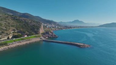 Şehre giden yolda güzel bir kıyı manzarası var..