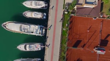Marinanın yanında güzel bir tenis kulübü..