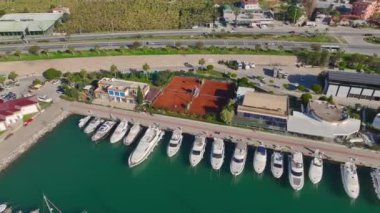 Manzaralı bir limanda bir spor tesisi.