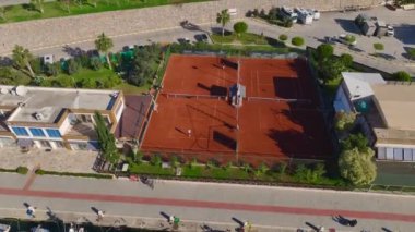 Canlı tenis kortları olan manzaralı bir liman..
