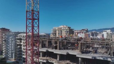 Etkin yüksek binaların inşaatı dinamik olarak yakalandı.