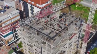 Dinamik faaliyeti olan verimli bir inşaat alanı.