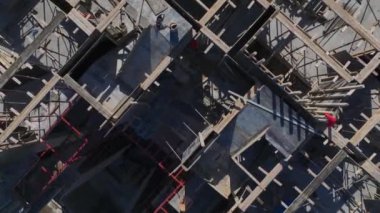Dinamik yüksek binalar yukarıdan inşa ediliyor.